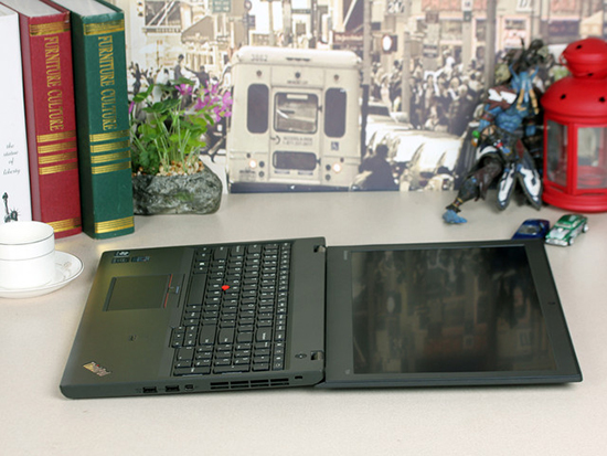 采用了由东莞定制厂家设计的金属铰链转轴